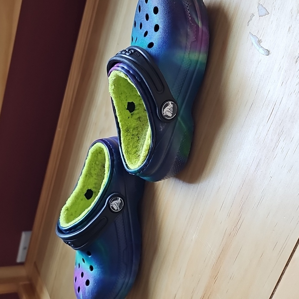 CROCS Tie Dye Fuzzy Lined Clogs - Picture 4 of 6